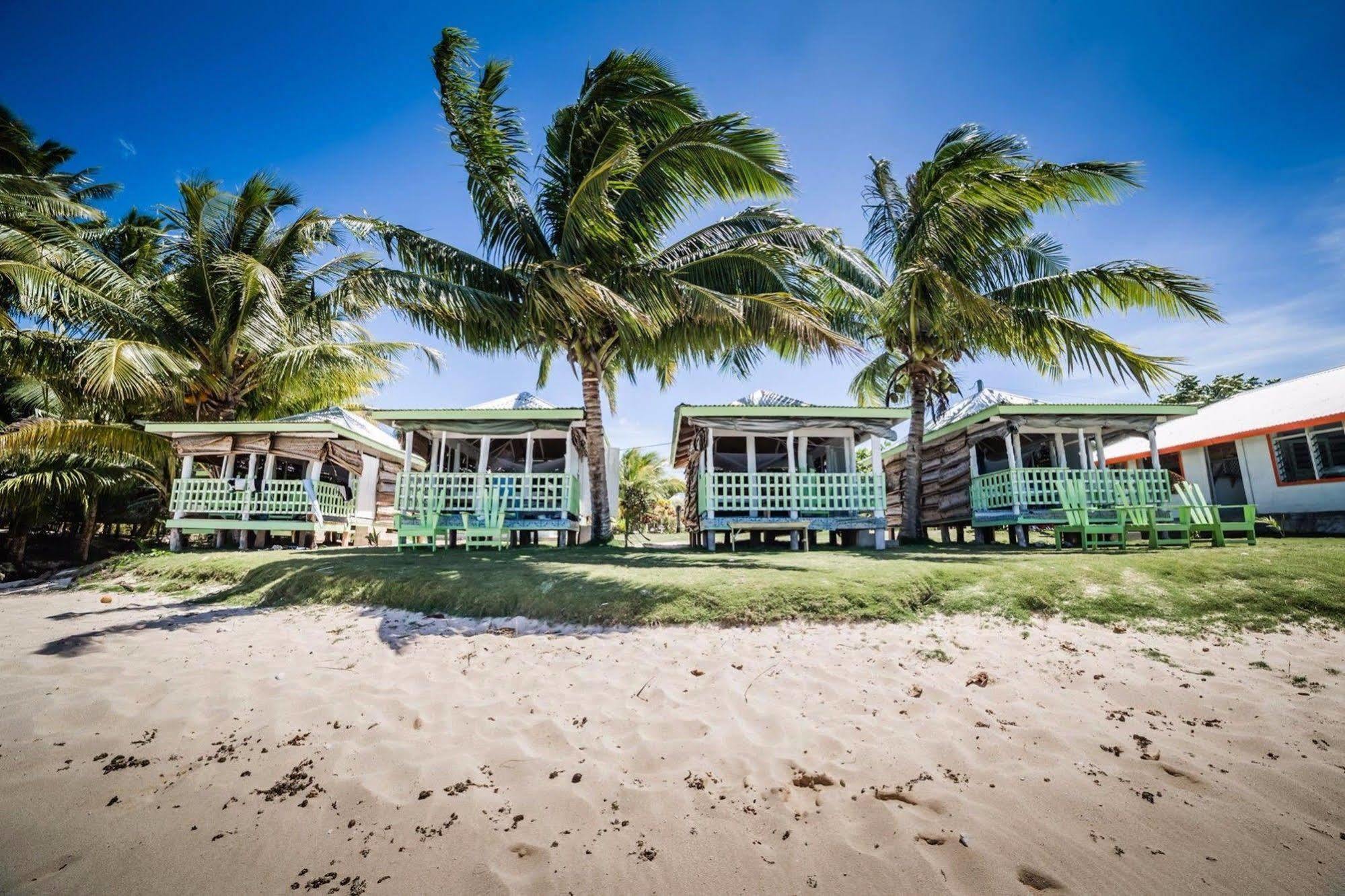 Tailua Beach Fales Manase Esterno foto