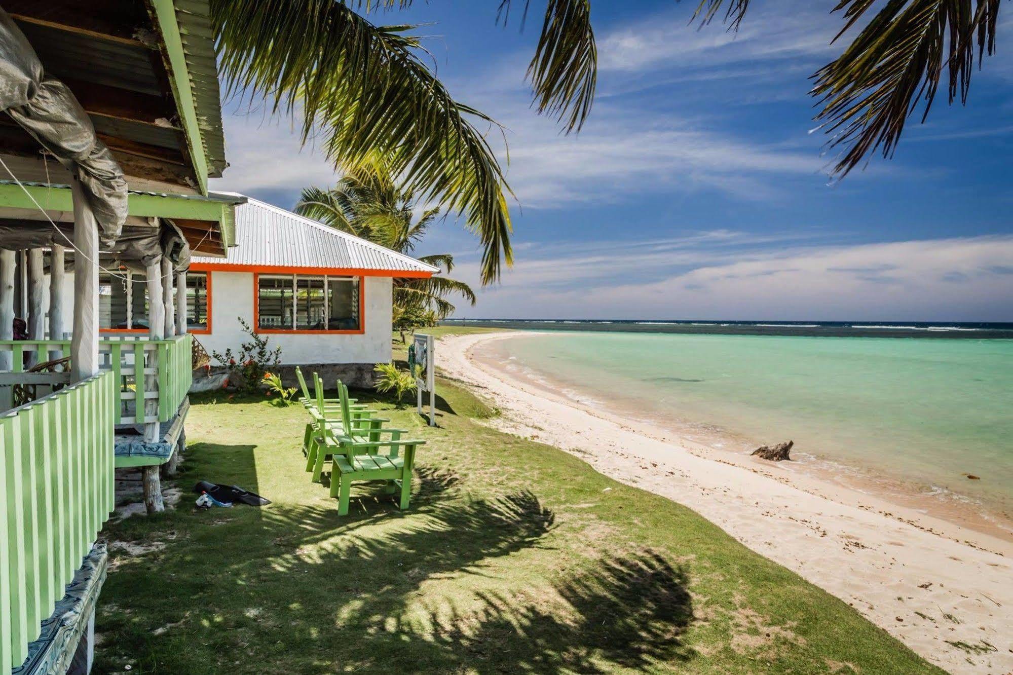 Tailua Beach Fales Manase Esterno foto